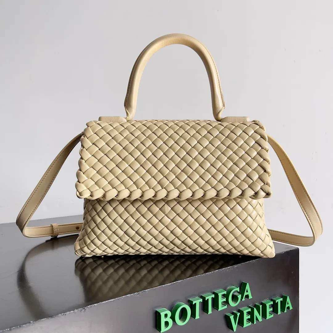 Batch 2320 BV patti bag is full of three-dimensional quilted leather strips. Low-key luxury is often hidden in details and craftsmanship. This bag opens and closes casually, and is simple and elegant overall. It is equipped with a detachable shoulder strap, which can be carried cross-body or carried by hand to match different outfits. The interior is designed with double layers and a small zippered compartment to ensure the safety of private items. No matter the capacity, shape or privacy, it is full of security when you go out. Style number: 776783 Size: 19*26*11cm